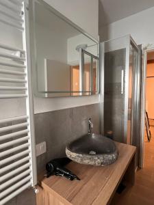 阿帕里卡CHALET GIOVANNI的一间带水槽和镜子的浴室