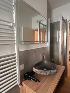 阿帕里卡CHALET GIOVANNI的一间带水槽和镜子的浴室