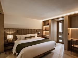 圣保罗Pulso Hotel Faria Lima的一间大卧室,配有一张大床和一个窗户