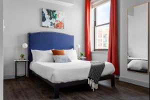 辛辛那提Classy Studio Downtown Near Hard Rock Casino的卧室配有蓝色和白色的床和窗户。
