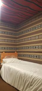 达纳Dana ART hotel的一间卧室配有一张木墙床