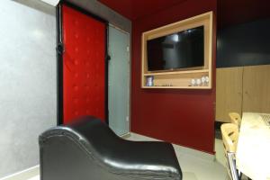 圣安德雷Hotel Karinho 2的电视室里的一张黑色皮椅