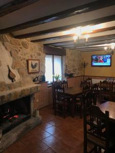 Quintana del PidioElsoto的一间带壁炉和桌椅的用餐室