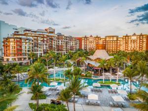 坎昆Villa del Palmar Cancun Luxury Beach Resort & Spa的享有度假村的空中景致,设有游泳池和棕榈树