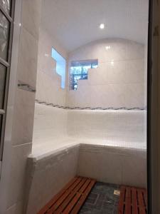 圣拉斐尔Colorina Complejo Residencial的带浴缸和窗户的浴室