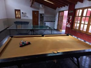 圣拉斐尔Colorina Complejo Residencial的带台球桌的客房内的乒乓球桌