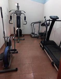 圣拉斐尔Colorina Complejo Residencial的一间健身房,里面配有几台跑步机