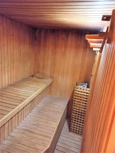 圣拉斐尔Colorina Complejo Residencial的一间设有木墙和两个木制架子的桑拿浴室