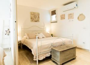 奥维多Casa vacanze La Scala d'Oro的卧室铺有木地板,配有白色的床。