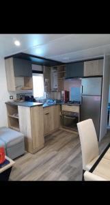 滨海皮里亚克Mobil home的一个带木制橱柜和白色沙发的大厨房