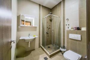 多布拉沃达Apart Hotel XXL Lux的带淋浴、卫生间和盥洗盆的浴室