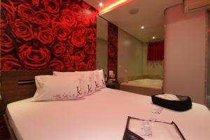 圣安德雷Karinho Hotel 4的一间卧室配有一张床,并画着玫瑰