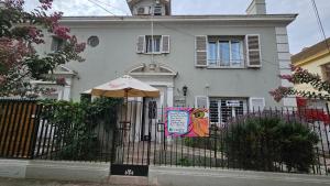 维纳德马Hostal Casona del Mar的一座房子,上面有一把伞和一个标志