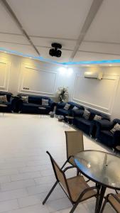 Al Harazatشاليه النجمه الذهبيه的一间配备有沙发及投影屏幕的会议室