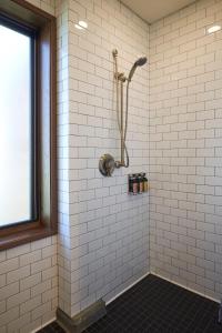 瓦拉瓦拉Eritage Resort的白色瓷砖浴室设有淋浴和窗户