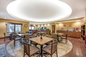 格兰德岛贝斯特韦斯特格兰德岛套房酒店的一间带桌椅的餐厅和一间自助餐厅