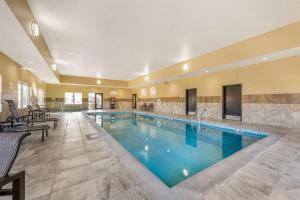 格兰德岛贝斯特韦斯特格兰德岛套房酒店的在酒店房间的一个大型游泳池