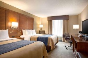 小石城康福特茵总统套房酒店的酒店客房设有两张床和一台平面电视。
