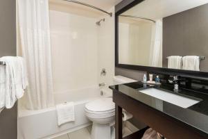 桑德贝Comfort Inn Thunder Bay的一间带水槽、卫生间和镜子的浴室