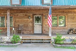 克拉克斯维尔Campbell Log Cabin! Historic Charm, Modern Luxury的前面有美国国旗的房子