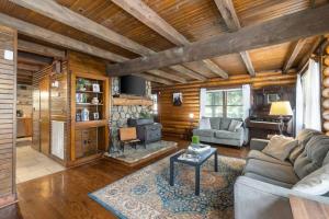 克拉克斯维尔Campbell Log Cabin! Historic Charm, Modern Luxury的带沙发和壁炉的客厅