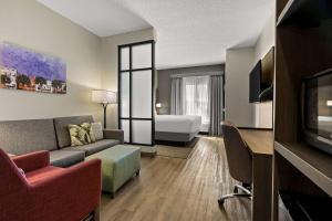 查尔斯顿Comfort Suites Charleston West Ashley的客厅配有沙发和一张位于房间的床