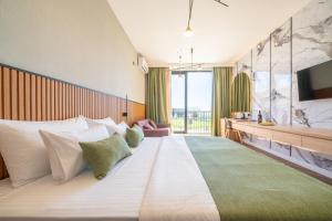 布德瓦Hotel Millennium by Aycon的酒店客房设有一张大床和电视