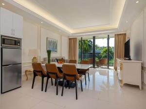 富国Radisson Blu Resort Phu Quoc的厨房以及带桌椅的用餐室。