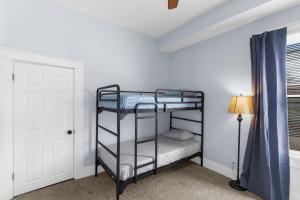 伯明翰Near the Airport & Renovated East Lake Craftsman的一间卧室配有两张双层床和一盏灯。