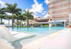 马霍礁Sonesta Ocean Point Resort- All Inclusive - Adults Only的棕榈树建筑前的游泳池