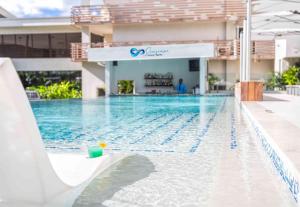 马霍礁Sonesta Ocean Point Resort- All Inclusive - Adults Only的大楼前的游泳池