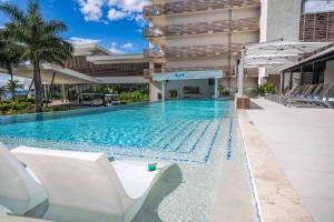 马霍礁Sonesta Ocean Point Resort- All Inclusive - Adults Only的大楼前的游泳池