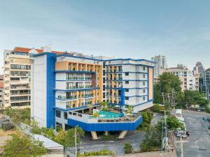 南芭堤雅Lewit Hotel Pattaya, a member of Radisson Individuals的享有带游泳池的大楼的顶部景致