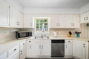 莫比尔20 Mins to Downtown - Relaxing Rambler的厨房配有白色橱柜、水槽和窗户。