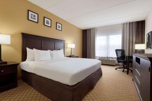 圣奥古斯丁卡尔森圣奥古斯丁市中心历史区江山旅馆的酒店客房设有一张大床和一张书桌。