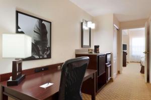 圣奥古斯丁卡尔森圣奥古斯丁市中心历史区江山旅馆的酒店客房配有书桌和椅子