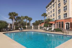 奥兰多Country Inn & Suites by Radisson, Orlando Airport, FL的大楼前的大型游泳池