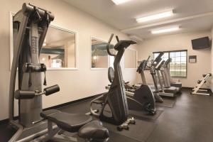 印第安纳波利斯印第安纳波利斯机场南江山旅馆的连排有几台跑步机的健身房