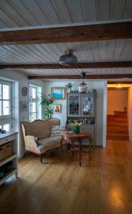 阿克雷里Akureyri Old Town Home的客厅配有沙发和桌子