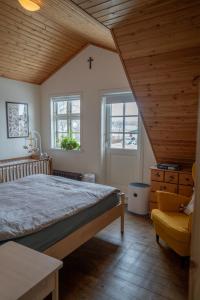 Akureyri Old Town Home客房内的一张或多张床位