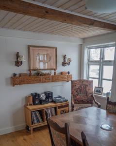 阿克雷里Akureyri Old Town Home的一间带桌子和椅子的用餐室