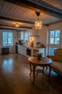 阿克雷里Akureyri Old Town Home的一间带桌子的客厅和一间厨房