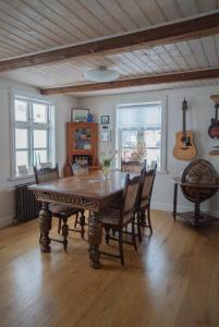 阿克雷里Akureyri Old Town Home的一间带木桌和椅子的用餐室