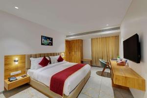 AdalajComfort Inn Sapphire, Chandkheda的配有一张床和一台平面电视的酒店客房