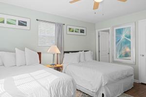 查塔努加The Ridgeland Trendy Tudor-15 mins to Downtown的白色卧室配有两张床和吊扇