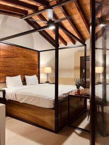 巴亚尔塔港Casa Victoria Malecon的一间卧室配有一张天蓬床和一张书桌
