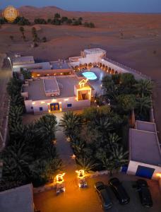 梅尔祖卡阿里摩洛哥传统庭院住宅酒店 的享有带游泳池的房屋的空中景致