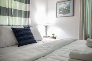 伯明翰Redmont Revival-Unit B-Walkable-UAB的一张白色的床,上面有蓝色的枕头