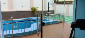 伊巴丹ED&DRE Luxuria Hotel的透过大门可欣赏到游泳池的景色