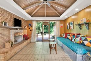 莫比尔Midcentury Modern - Pool & Hot tub - Retro Retreat的客厅设有蓝色的沙发和壁炉
